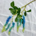 Rama de planta artificial con bayas azules y hojas verdes para decoración de pared. - Azul