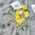 Ramo di fiori di cosmo giallo artificiale per decorazione domestica e composizione floreale. - Giallo