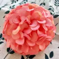 Nahaufnahme künstlicher Hibiskus Blütenball aus Seide mit rosa Blütenblättern für Dekor. - Altrosa