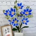 Bouquet di fiori di magnolia artificiali blu in vaso bianco, composizione floreale casa - Blu
