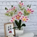 Fiori di giglio in vaso artificiali in ceramica bianca, composizione floreale arredo. - Rosso Chiaro