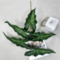 Branche de feuille d'alocasia artificielle fausse plante verte pour déco maison salon bureau. - 95cm / Tige bleue et feuilles vertes