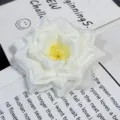 Cabeza de flor de rosa de tela artificial blanca con estambre amarillo para decoración de bodas. - Blanco