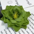 Detalle de cabeza de rosa artificial verde, decoración perfecta para bodas y fiestas. - Verde