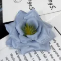 Primer plano de detalle de cabeza de flor de rosa artificial azul para bodas y arreglos - Azul bruma
