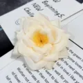 Detalle de flor de rosa artificial, accesorio floral de tela crema para decoración y bodas. - Champaña