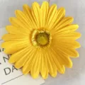 Dettaglio testa di fiore di crisantemo finto, accessorio decorativo floreale giallo per ghirlanda. - Giallo Scuro