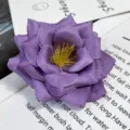 Primer plano detallado de flor de rosa artificial morada con estambres amarillos deco. - Púrpura