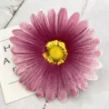 Primo piano dettaglio di testa di fiore di crisantemo viola artificiale per arredare. - Viola