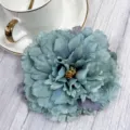 Detail van kunstmatige blauwe pioenroos, ideaal voor huwelijksdecoratie en bloemstukken. - Blauwgrijs