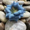 Gros plan détaillé d'une fleur artificielle en tissu bleu avec des étamines pour le bricolage. - Bleu Brume