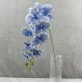 Detailweergave van een blauwe gevlekte kunstmatige phalaenopsis orchidee tak met negen koppen. - 11