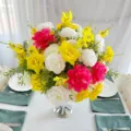 Centre de table floral artificiel en vase argenté, fleurs de soie pour déco de mariage. - Q190