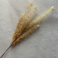 Gros plan détaillé de la décoration en épI de millet artificiel, texture réaliste et tige. - Jaune Automne
