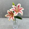 Vue détaillée de arrangement de fleurs de lys artificielles à 2 têtes avec vase en verre. - N° 19
