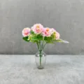 Nahaufnahme eines künstlichen Pfingstrosenblumenstraußes in einer Glasvase für Dekoration. - Rosa