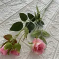Fiore di rosa artificiale ramo singolo con 3 teste pianta finta decorazione casa. - rosa scuro