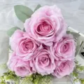 Bouquet di rose rosa artificiali per decorazioni di nozze e oggetti di scena floreali per la casa. - Rosa