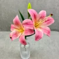 Détail d'arrangement de fleurs de lys rose artificiel avec vase en verre transparent. - N° 21