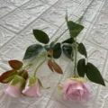 Fiora rosa artificiale in seta ramo singolo con tre teste per decorazione domestica. - Rosa chiaro