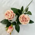 Kunstmatige crème rozenboeket met drie bloemhoofden en groene bladeren voor woningdecoratie. - Lichtkoffie