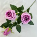 Kunstmatige paarse rozentak met drie bloemhoofden en groene bladeren voor huisdecoratie. - Paars Roze