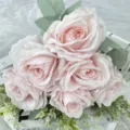 Bouquet di rose artificiali in seta rosa per decorazioni domestiche e oggetti di scena. - Rosa chiaro