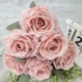 Bouquet di rose artificiali in seta rosa per decorazioni di nozze e oggetti di scena. - rosa corallo