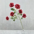 Vue détaillée de roses rouges artificielles à 6 têtes avec feuilles dans un vase en verre. - Rouge Foncé