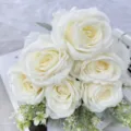 Mazzo di rose bianche artificiali in seta per decorazioni nuziali e oggetti di scena. - Bianco Crema