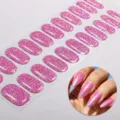 Primo piano di strisce per unghie in gel rosa glitterato, effetto lucido olografico, senza lampada. - Stile Paillettes Glitter (BSA-0007)