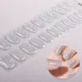 Dettaglio wrap per unghie in gel glitter olografico argento, adesivo senza UV per manicure. - Stile Glitter Argento (BSA-0008)