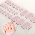 Vista dettagliata di strisce di gel per unghie dei piedi rosa chiaro con effetto texture. - Rosa chiaro