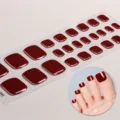 Dettaglio di adesivi per unghie dei piedi in gel semi-polimerizzato rosso scuro. - Rosso scuro