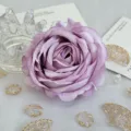 Détail de tête de rose artificielle violette, pivoine en tissu mariage bricolage déco gros plan - Violet