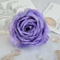 Détail de tête de rose pivoine artificielle mauve roulée pour déco de mariage DIY. - Violet