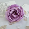 Gros plan détaillé de la tête de rose artificielle violette pour la mise en scène déco. - Violet