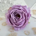 Détail de tête de pivoine artificielle violette, parfaite pour la déco de mariage et accessoires photo. - Violet