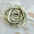Gros plan détaillé d'une tête de rose artificielle vert sauge bouclée pour la décoration. - Vert clair