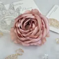 Gros plan détail de tête de fleur de pivoine artificielle à bords roulés pour mariage et décoration. - Rose Fumé