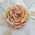 Gros plan détaillé d'une tête de rose artificielle en tissu avec dégradé et bords enroulés. - Dégradé Couleur Rétro