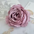 Gros plan détail de tête de fleur de rose mauve artificielle, accessoire de mariage. - Rose racine de lotus