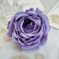 Gros plan détail de tête de rose artificielle violette pour déco de mariage et photo DIY. - Violet
