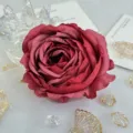 Gros plan de la tête de rose artificielle rouge pour la décoration de mariage et photographie. - Rouge