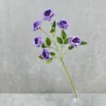 Vue de détail de roses violettes artificielles à 6 têtes avec feuilles vertes pour déco. - Violet foncé