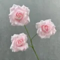 Künstlicher rosa Rosenzweig, 3 Köpfe Seidenblumen Dekor für Zuhause und Hochzeit. - Hellrosa