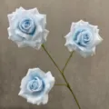 Künstlicher hellblauer 3-Köpfe-Rosen-Blütenzweig, ideal für Hochzeit und Heimdekoration. - Hellblau