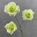 Künstliche hellgrüne Rosen Variante, 3-Kopf Seidenblumen Stiel für Heimdekor und Hochzeitsdeko. - Hellgrün
