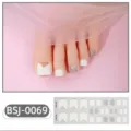 Dettaglio unghie dei piedi in gel semi-curato, design bianco e glitterato estivo. - Stile Giunzione a V e Glitter Totale (BSJ-0069) / Adesivi + Scatola + Tamponcino Alcolico + Lima + Bastoncino di Legno