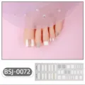 Primo piano di adesivi per unghie dei piedi in gel semi-curato con glitter argento. - Stile Base Bianca e Giunzione di Paillettes Argentate (BSJ-0072) / Adesivi + Scatola + Tamponcino Alcolico + Lima + Bastoncino di Legno